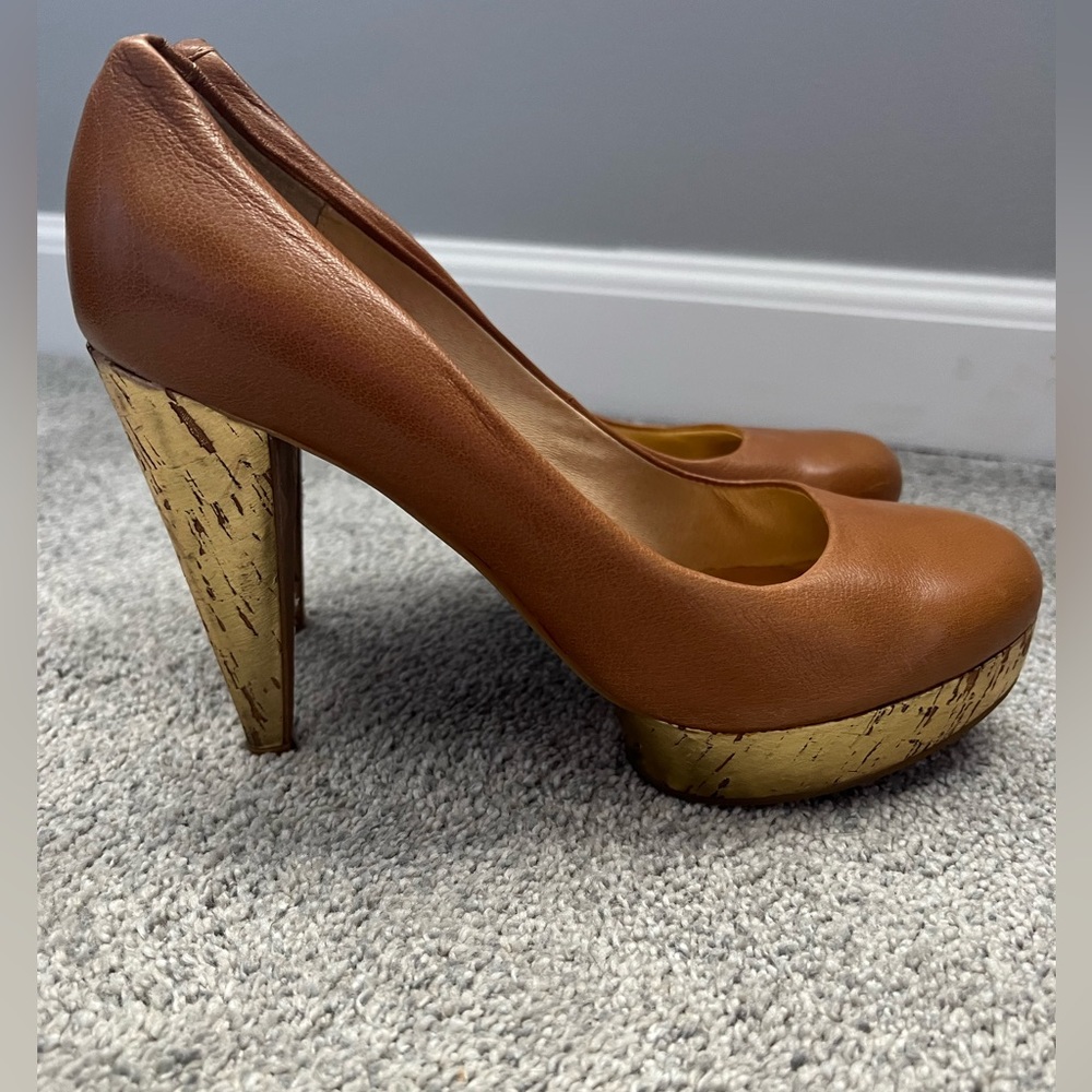 Michael Kors Tan High Heels. Gold platform. Round toe. Size 7.5
